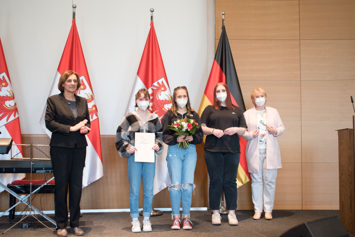 Die Preisträgerinnen des 2. Landespreises (Kategorie Oberschulen) der Schülerzeitung Werners beste Seiten von der Werner-von-Siemens-Schule Gransee