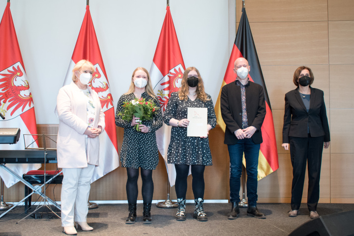 Die Preisträgerinnen des 3. Landespreises (Kategorie Gymnasien/Gesamtschulen) der Schülerzeitung Puschfunk vom Alexander S. Puschkin-Gymnasium Hennigsdorf