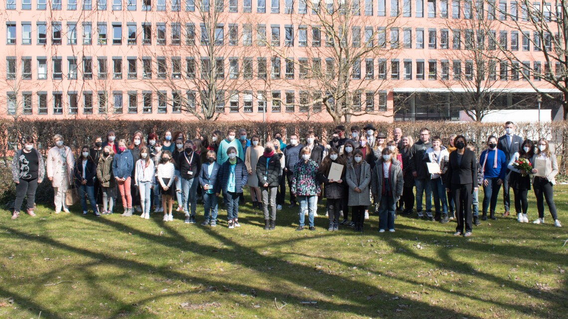 Gruppenfoto der Preisträgerinnen und Preisträger des Schülerzeitungswettbewerbes 2021/2022 auf dem Gelände der Staatskanzlei Brandenburg