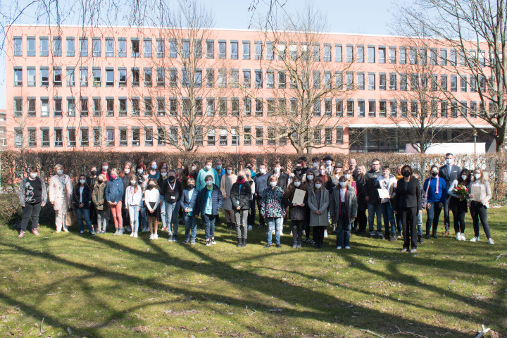 Gruppenfoto der Preisträgerinnen und Preisträger des Schülerzeitungswettbewerbes 2021/2022 auf dem Gelände der Staatskanzlei Brandenburg