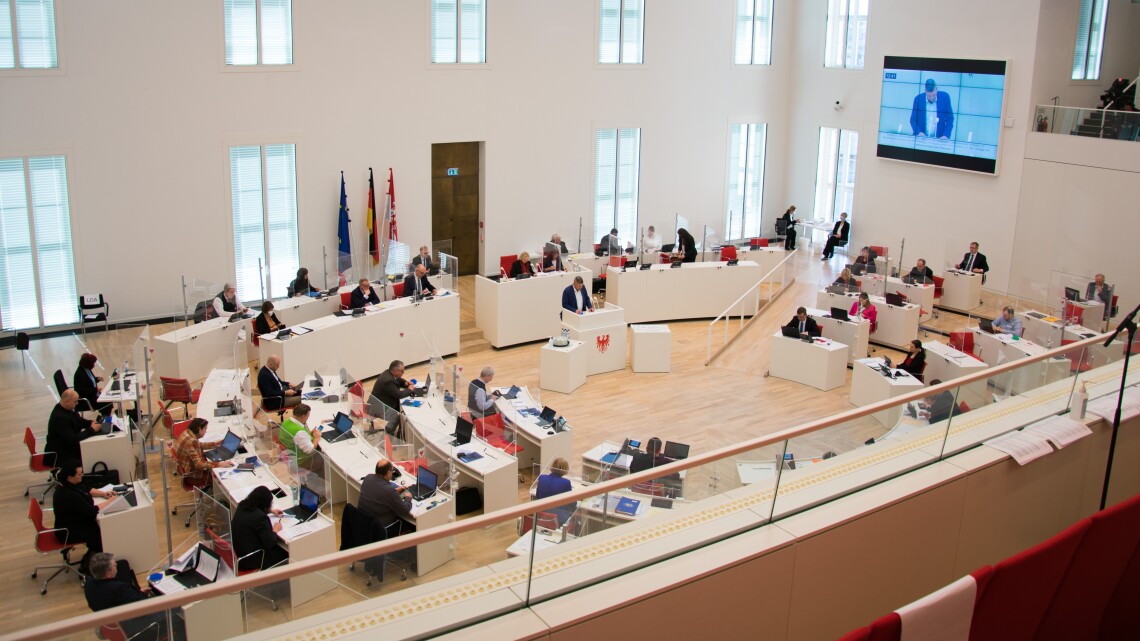 Blick in den Plenarsaal zu Beginn der Debatte zur Einsetzung eines Untersuchungsausschusses zur „Aufklärung der Ursachen, der Konsequenzen und der Verantwortung für die Kosten- und Terminüberschreitungen des eröffneten Flughafens Berlin Brandenburg ‚Willy Brandt‘ (BER)“