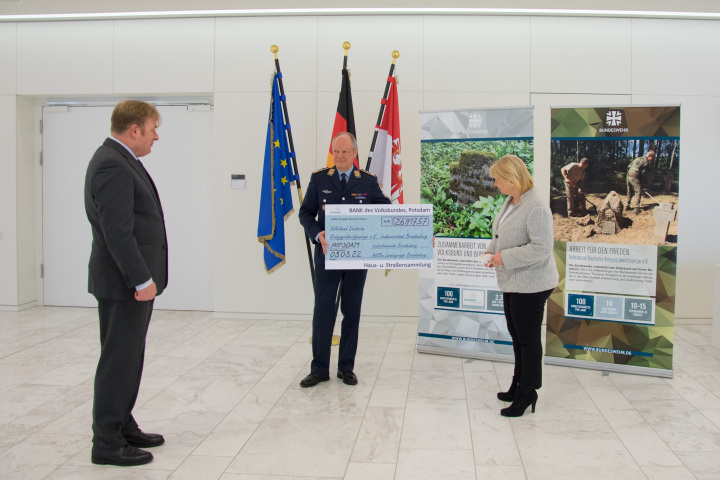 Der Geschäftsführer des Landesverbandes Brandenburg des Volksbundes Deutsche Kriegsgräberfürsorge Oliver Breithaupt (l.) bedankt sich im beisein der Landtagspräsidentin Prof. Dr. Ulrike Liedtke (r.) bei dem Kommandeur  des Landeskommandos Brandenburg Oberst Olaf Detlefsen (m.) für die Haus- und Straßensammlung.