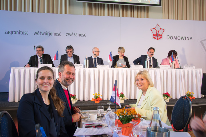 Landtagspräsidentin Prof. Dr. Ulrike Liedtke (v. r.) mit dem Oberbürgermeister von Cottbus/Chóśebuz, Tobis Schick (v. m.) und der Bundestagsabgeordneten Maja Wallstein (v. l.)