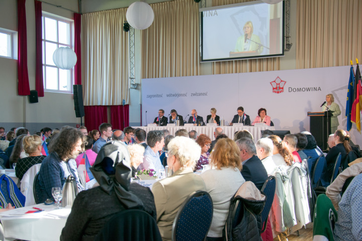 Landtagspräsidentin Prof. Dr. Liedtke beim Grußwort an die Delegierten und  Gäste der Domowina.