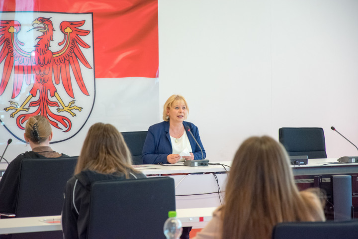 Landtagspräsidentin Prof. Dr. Ulrike Liedtke begrüßt die Schülerinnen und Schüler zum Zukunftstag im Landtag Brandenburg.