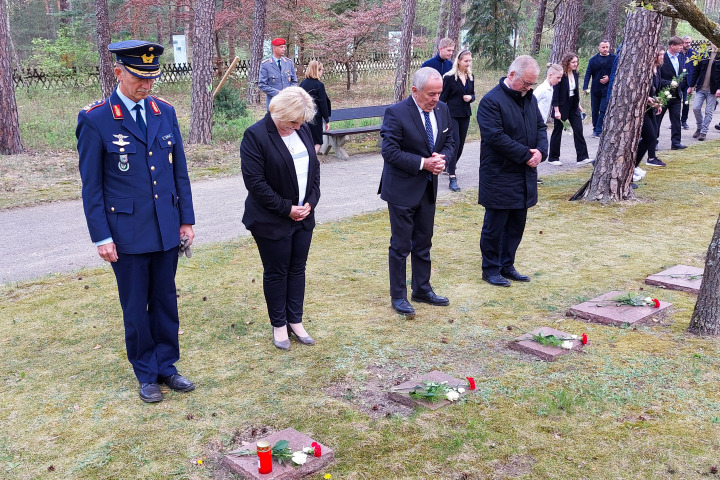 Generalleutnant Schelleis, Landtagspräsidentin Liedtke, Volksbund-Präsident Schneiderhan und Volksbund-Generalsekretär Backen legen Blumen an sowjetischen Kriegsgräbern nieder (v.l.n.r.).