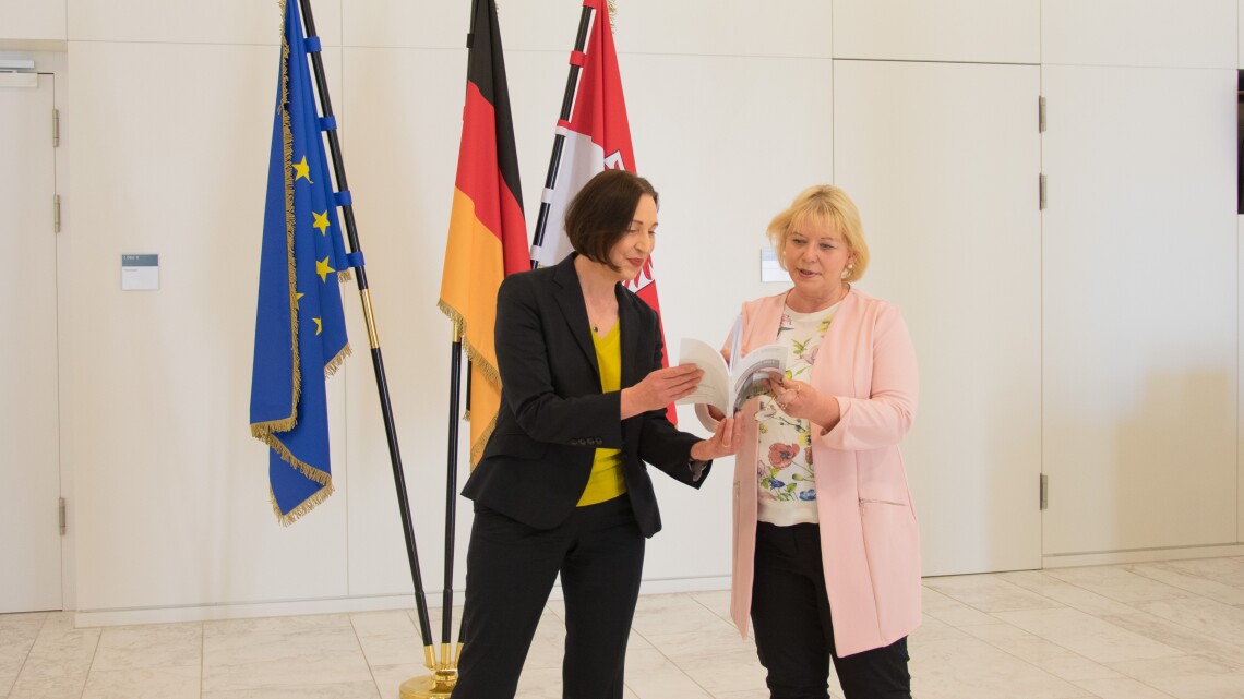 Landtagspräsidentin Prof. Dr. Ulrike Liedtke (r.) nimmt den Tätigkeitsbericht Datenschutz 2021 von der Landesbeauftragten für den Datenschutz und für das Recht auf Akteneinsicht Brandenburg Dagmar Hartge (l.) entgegen.