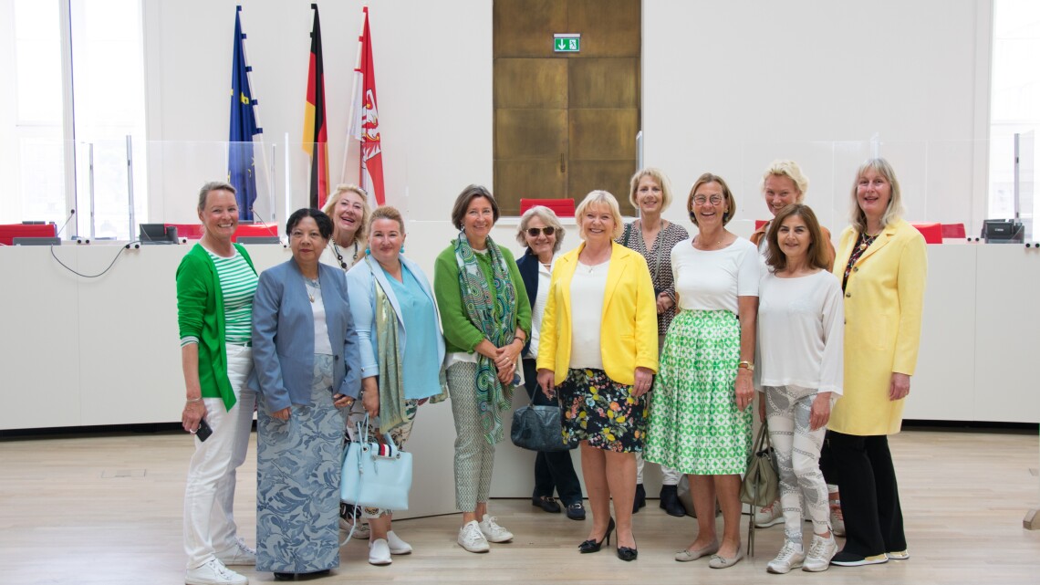 Landtagspräsidentin Prof. Dr. Ulrike Liedtke (7. v. l.) empfing Mitglieder des Berliner Diplomatenclubs im Landtag.