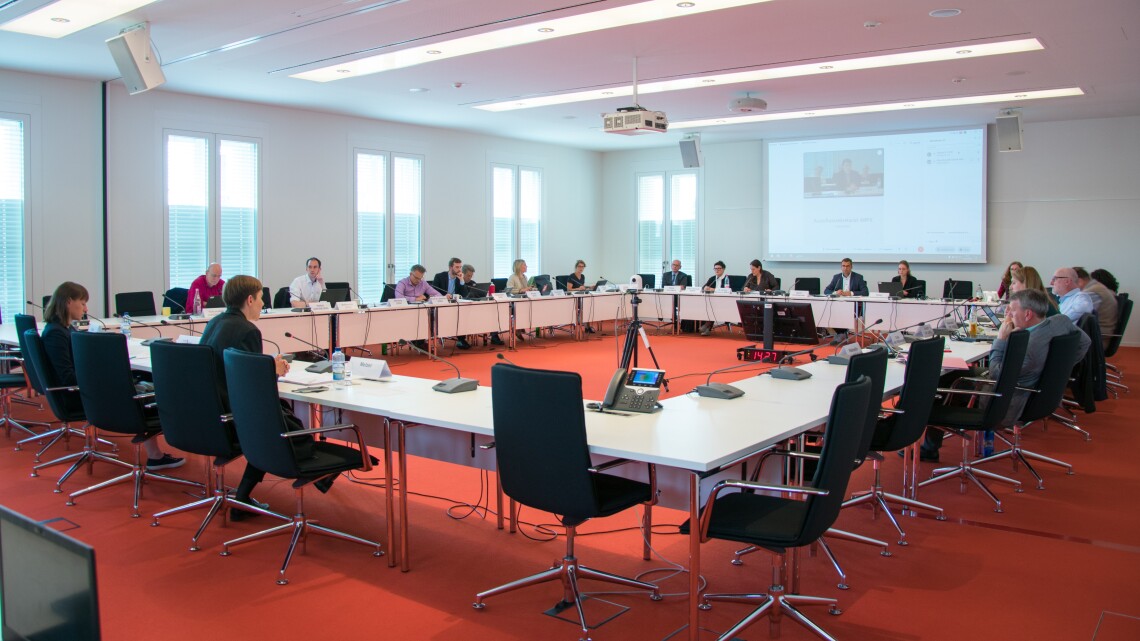 Blick in den Beratungsraum während der 27. Sitzung des Ausschusses für Wissenschaft, Forschung und Kultur am 11.05.2022