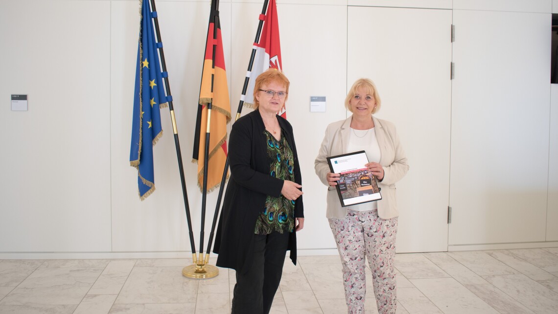 Landtagspräsidentin Prof. Dr. Ulrike Liedtke (r.) hat den 6. Tätigkeitsbericht der Beauftragten des Landes Brandenburg zur Aufarbeitung der Folgen der kommunistischen Diktatur, Dr. Maria Nooke (l.), entgegengenommen.