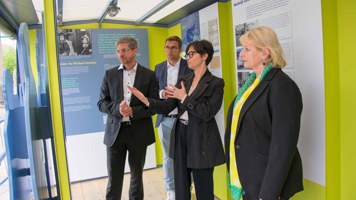 Landtagspräsidentin Prof. Dr. Ulrike Liedtke (r.) besuchte die mobile Ausstellung „#LastSeen" gemeinsam mit dem Potsdamer Oberbürgermeister Mike Schubert (l.), der Direktorin der Arolsen Archives Floriane Azoulay (2. v. r.) und dem Landtagsabgeordneten Erik Stohn (2. v. l.).