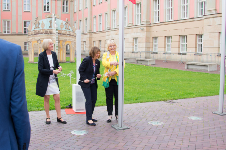 Hissen der Regenbogenflagge, v. l. n. r.: Abgeordnete Christine Wernicke, Ministerin für Soziales, Gesundheit, Integration und Verbraucherschutz Ursula Nonnemacher und Landtagspräsidentin Prof. Dr. Ulrike Liedtke