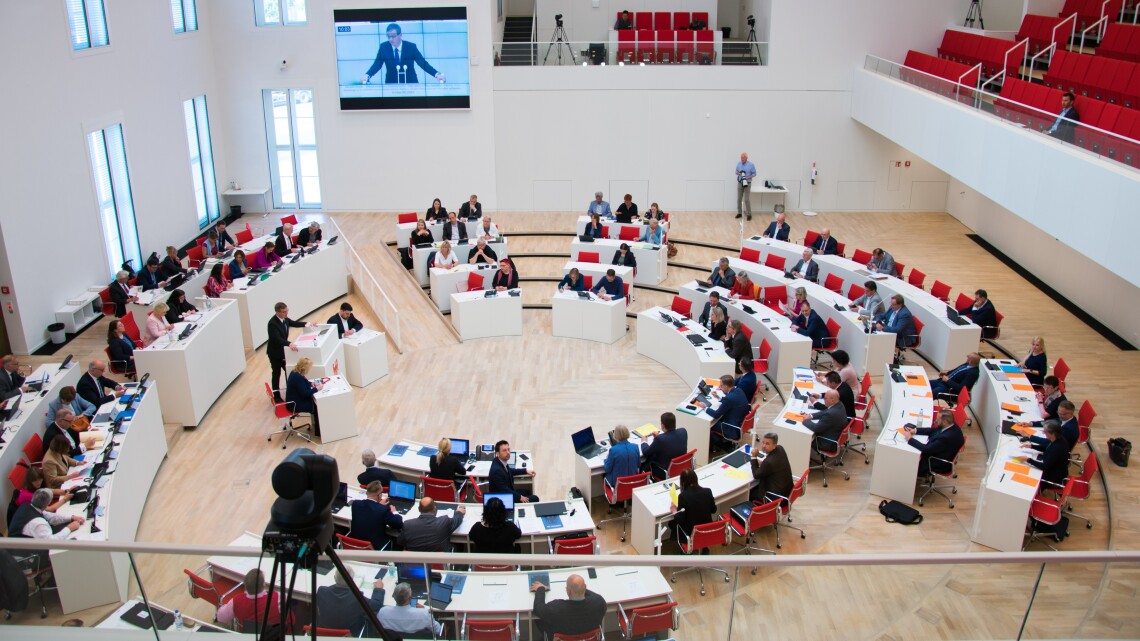 Blick in den Plenarsaal während der Aktuellen Stunde auf Antrag der Fraktion DIE LINKE in der 67. Sitzung des Landtages.
