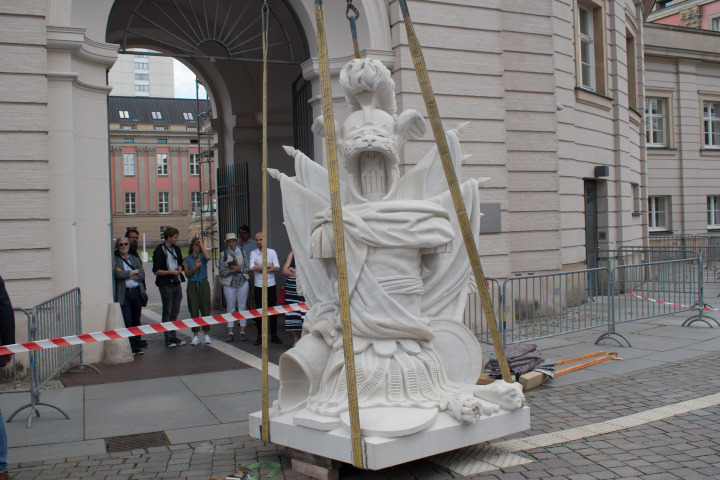 „Helmflügeltrophäe“ vor dem Aufsetzen auf das Fortunaportal