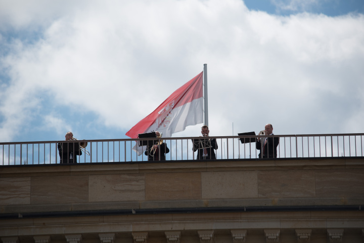 Musikalische Begleitung der Figurenaufsetzung durch die Potsdamer Turmbläser auf der Dachterrasse des Landtages.