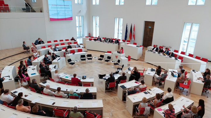 Blick in den Plenarsaal während des Grußwortes der Ministerin für Soziales, Gesundheit, Integration und Verbraucherschutz Ursula Nonnemacher