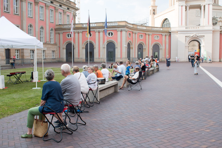 Eintreffen der Gäste zur Auftaktveranstaltung  „Kunst zur Zeit“ im Innenhof des Landtages.