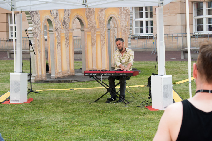 Musikalischer Einklang in die Veranstaltung durch den Jazzpianisten Nicolas Schulze