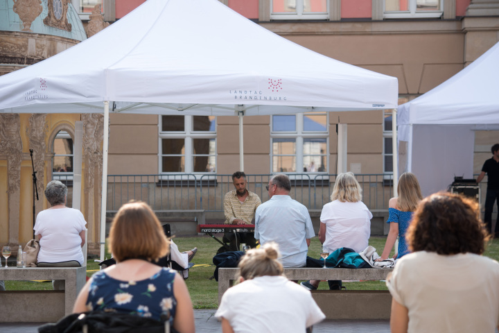 Impression der Auftaktveranstaltung „Kunst zur Zeit“ im Innenhof des Landtages