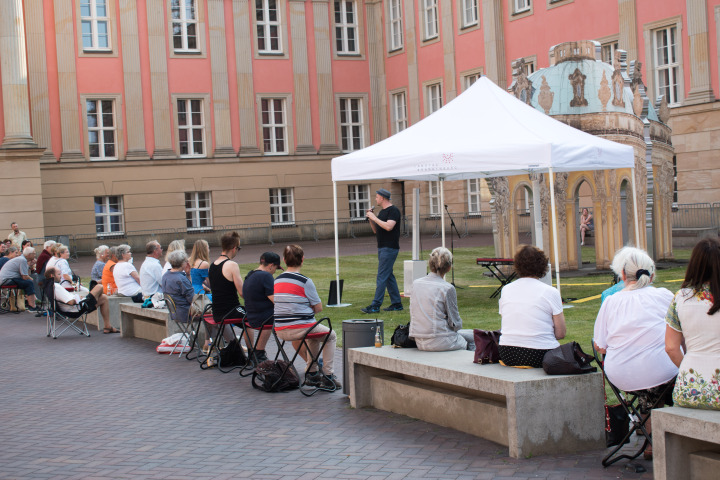 Poetry-Slammer Bas Böttcher zeigt einen Auszug seines Programms „Die verkuppelten Worte“