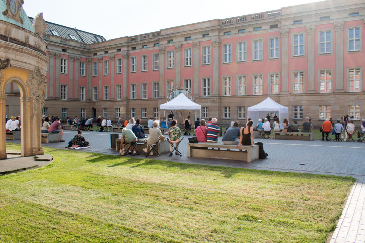 Impression der Auftaktveranstaltung „Kunst zur Zeit“ im Innenhof des Landtages