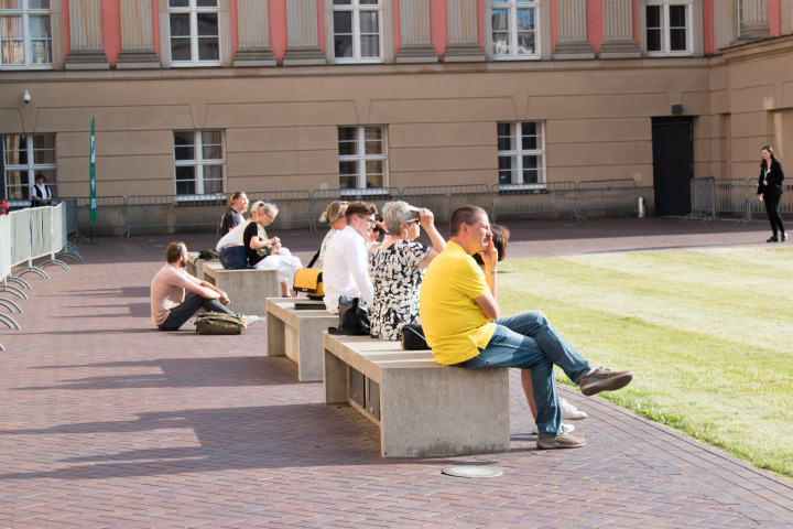 Impression der Auftaktveranstaltung „Kunst zur Zeit“ im Innenhof des Landtages