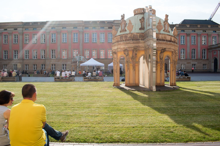 Impression der Auftaktveranstaltung „Kunst zur Zeit“ im Innenhof des Landtages