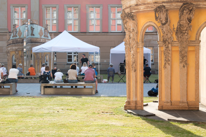 Impression der Auftaktveranstaltung „Kunst zur Zeit“ im Innenhof des Landtages