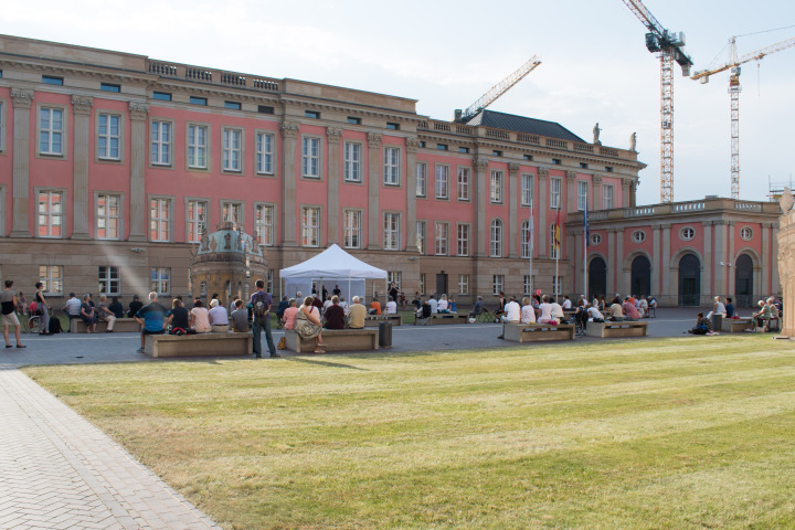 Impression der Auftaktveranstaltung „Kunst zur Zeit“ im Innenhof des Landtages