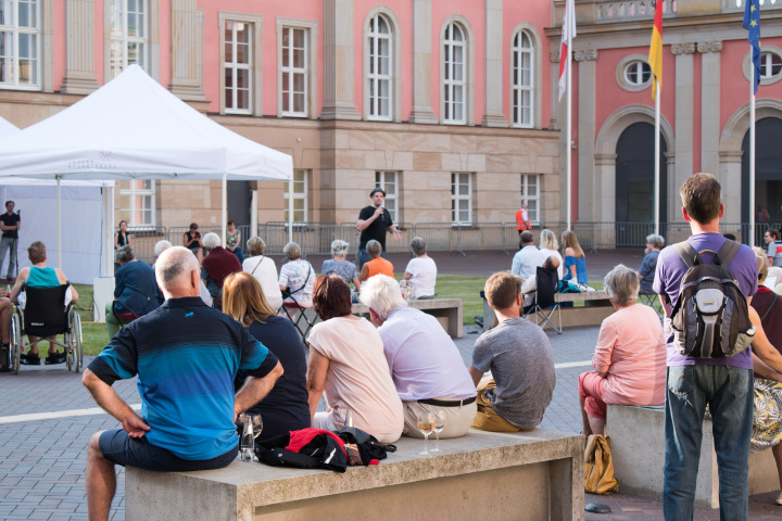 Impression der Auftaktveranstaltung „Kunst zur Zeit“ im Innenhof des Landtages