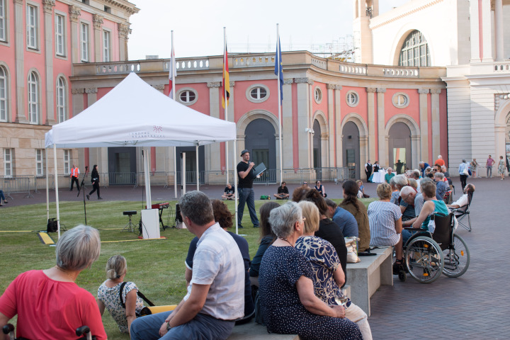 Impression der Auftaktveranstaltung „Kunst zur Zeit“ im Innenhof des Landtages