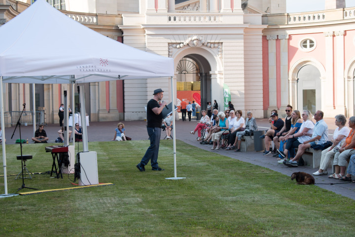 Poetry-Slammer Bas Böttcher zeigt einen Auszug seines Programms „Die verkuppelten Worte“