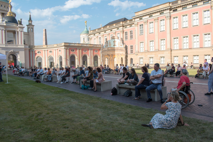 Impression der Auftaktveranstaltung „Kunst zur Zeit“ im Innenhof des Landtages