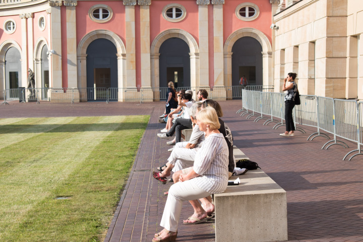 Impression der Auftaktveranstaltung „Kunst zur Zeit“ im Innenhof des Landtages