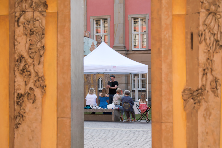 Impression der Auftaktveranstaltung „Kunst zur Zeit“ im Innenhof des Landtages