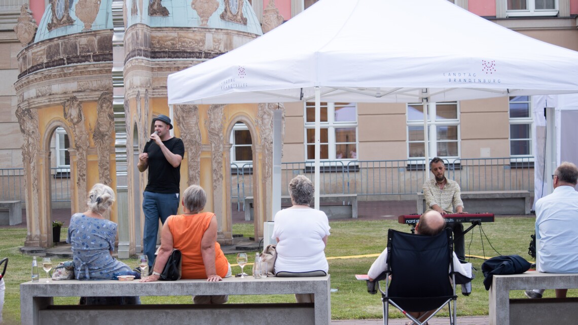 Gemeinsame Aufführung des Berliner Poetry Slammer Bas Böttcher und dem Pianisten Nicolas Schulze aus Potsdam