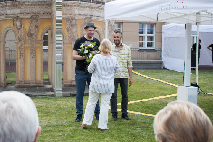 Landtagspräsidentin Prof. Dr. Ulrike Liedtke (m.) bedankt sich bei Bas Böttcher (l.) und Nicolas Schulze (r.) für die Darbietung