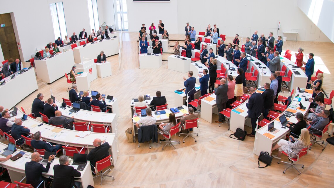 Blick in den Plenarsaal während der Bekanntgabe zur Abstimmung zur Änderung der Verfassung des Landes Brandenburg.