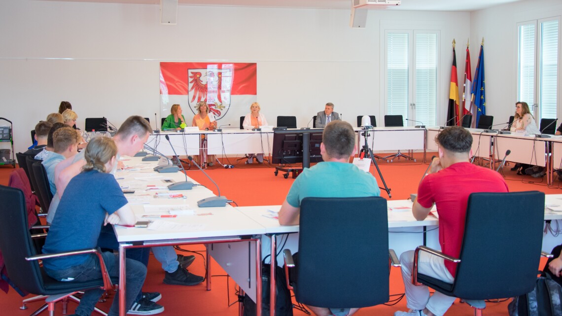 Landtagspräsidentin Prof. Dr. Ulrike Liedtke (2. v. r.) begrüßte, gemeinsam mit den Abgeordneten Petra Budke (1. v. l.), Kathrin Dannenberg (2. v. l.) und Matthias Stefke (1. v. r.), Schülerinnen und Schüler zur Abschlussveranstaltung dialogP im Landtag.