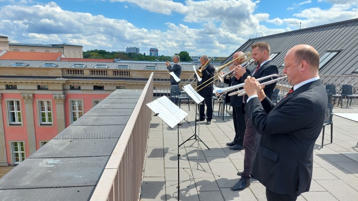 Musikalische Begleitung der Figurenaufsetzung durch die Potsdamer Turmbläser auf der Dachterrasse des Landtages.