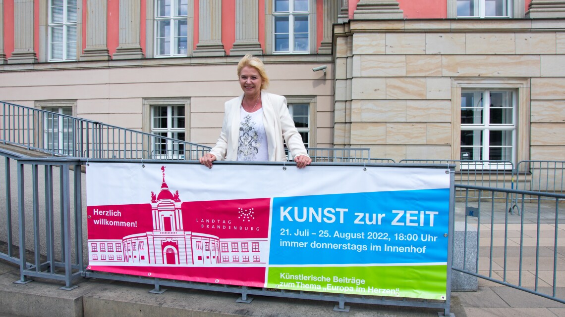 Landtagspräsidentin Prof. Dr. Ulrike Liedtke präsentierte an der Kutschauffahrt des Parlaments die Banner zur Veranstaltungsreihe KUNST zur ZEIT unter dem Motto „Europa im Herzen“
