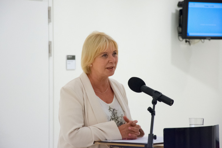 Landtagspräsidentin Prof. Dr. Ulrike Liedtke begrüßt die Gäste zur Ausstellungseröffnung im Landtag
