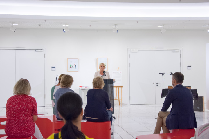 Blick ins Foyer während der Begrüßung der Landtagspräsidentin Prof. Dr. Ulrike Liedtke