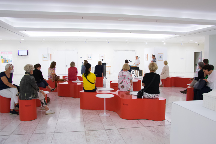 Blick ins Foyer während der Ausstellungseröffnung