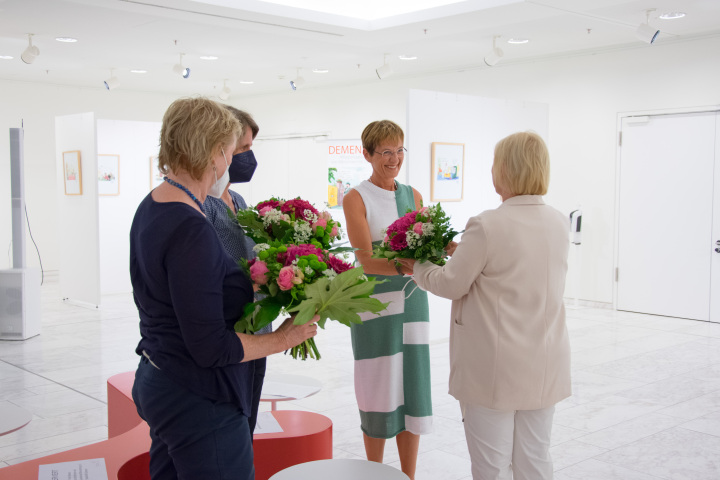 Die Landtagspräsidentin Prof. Dr. Ulrike Liedtke (r.) bedankt sich bei Sonja Köpf (l.), Antje Baselau (2. v. l.) und Gabriela Leyh (3. v. l.)