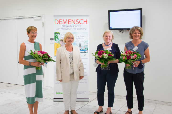 Impression der Ausstellungseröffnung, v. l. n. r.: Landesgeschäftsführerin der BARMER Berlin/Brandenburg Gabriela Leyh, Landtagspräsidentin Prof. Dr. Ulrike Liedtke, Sonja Köpf und Antje Baselau, beide von der Geschäftsführung der Alzheimer-Gesellschaft Brandenburg e.V.