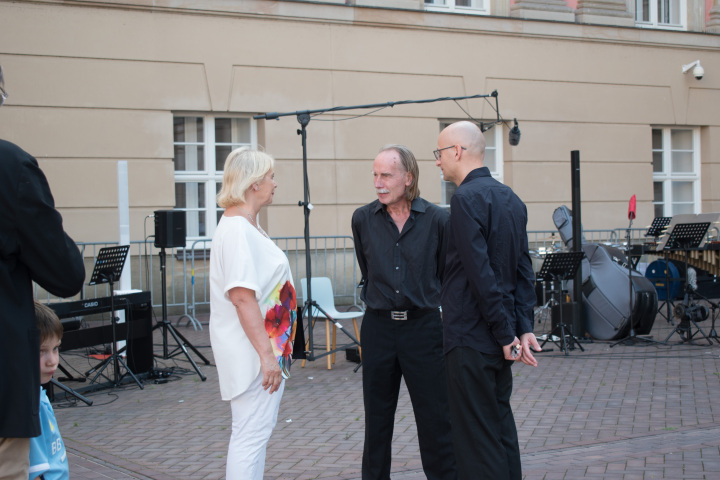 Landtagspräsidentin Prof. Dr. Ulrike Liedtke (l.) im Gespräch mit Geschäftsführer des ensembles unitedberlin Andreas Bräutigam (m.) und dem Leiter des ensembles unitedberlin Christoph Breidler (r.) vor Beginn der Veranstaltung.