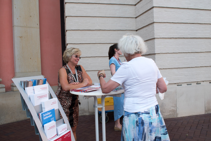 Am Informationsstand konnten sich Interessierte über die Arbeit des Landtages Brandenburg informieren.