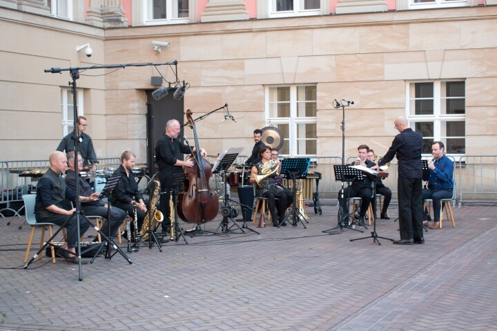 ensemble unitedberlin und Solist Matthias Bauer (5. v. l.) unter der Leitung von Christoph Breidler (2. v. r.)