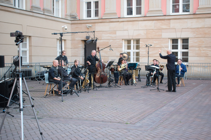 ensemble unitedberlin und Solist Matthias Bauer (5. v. l.) unter der Leitung von Christoph Breidler (2. v. r.)